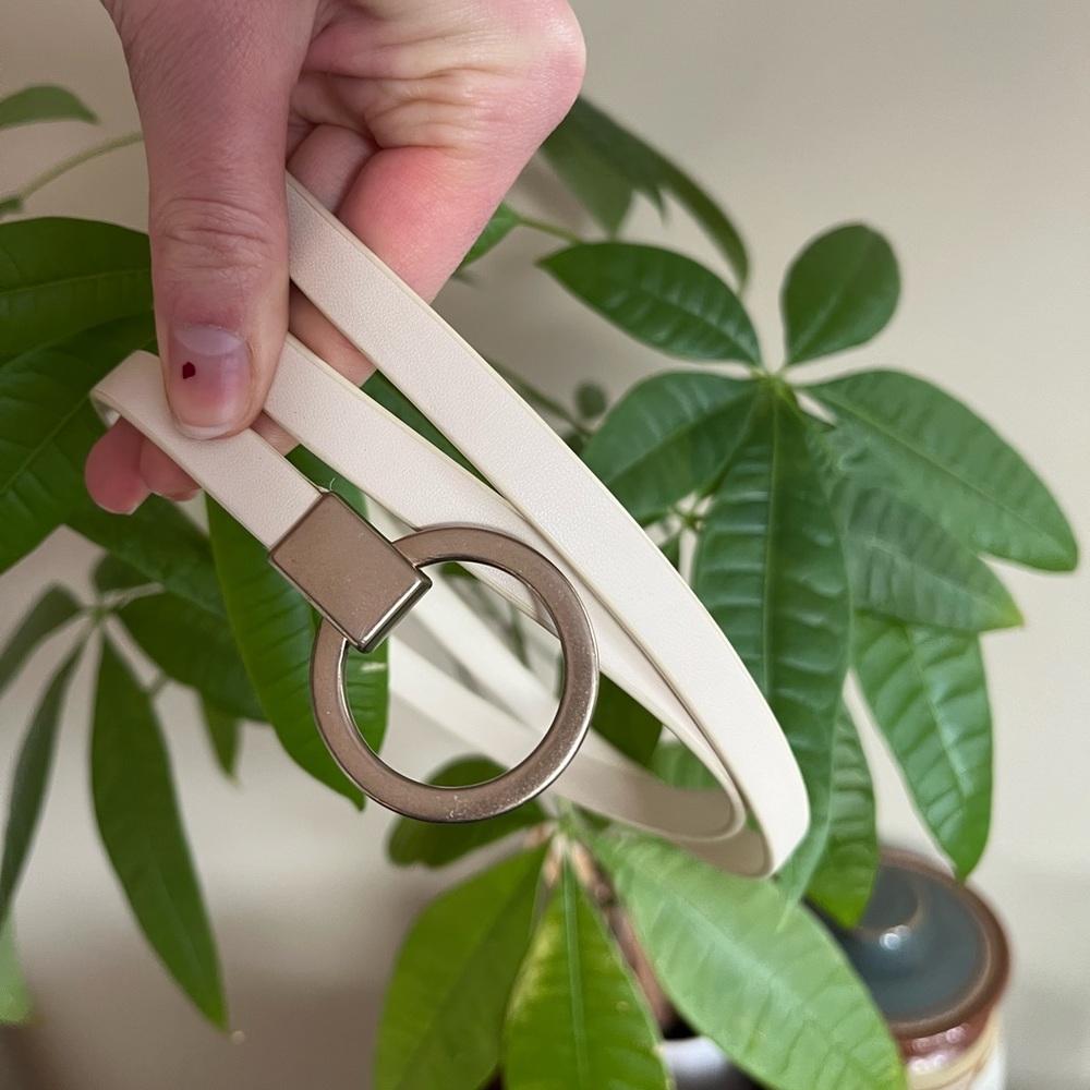 Cream belt with round gold buckle